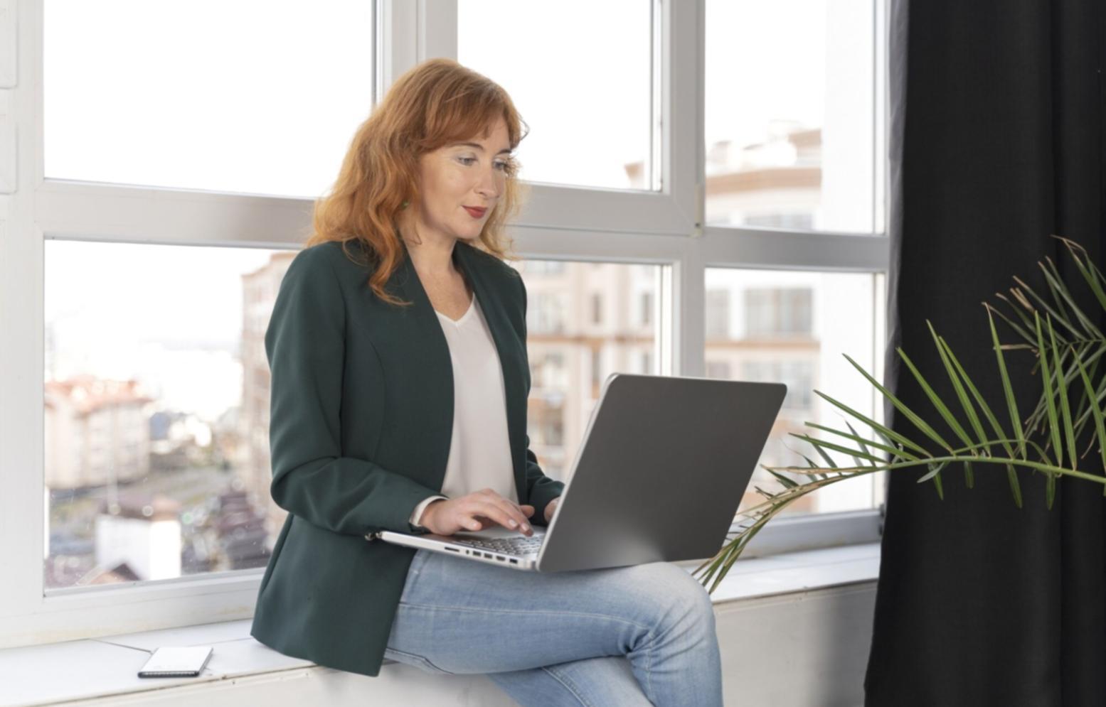 Espace de travail moderne avec documents financiers