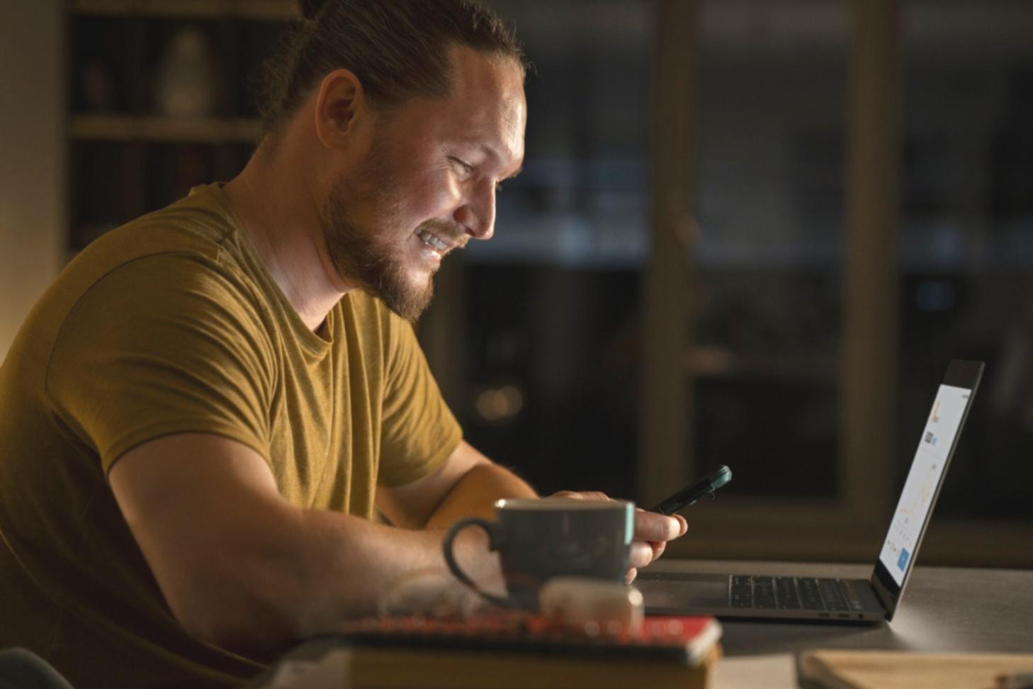 Séance de formation en gestion financière avec tableaux de bord et analyses
